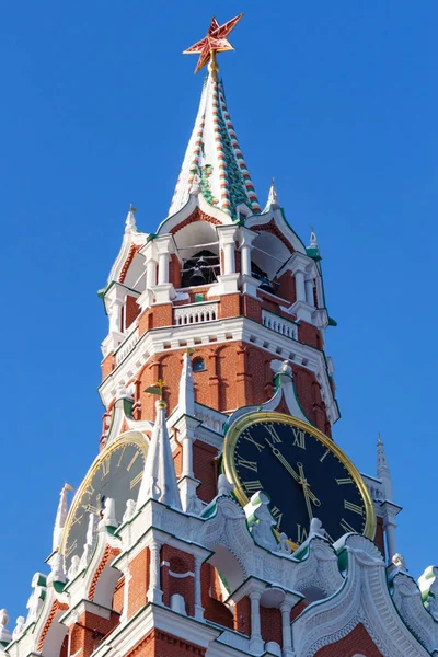 Москва, Россия - 1 февраля 2018 года: Спасская башня Московского Кремля против синего неба крупным планом. Московский Кремль зимой — стоковое фото