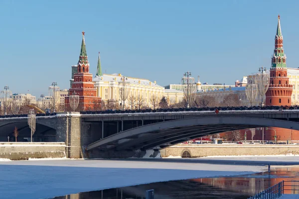 Moskou, Rusland - februari 01, 2018: Bol'shoy Kamennyy Bridge met torens van Kremlin van Moskou op een blauwe hemelachtergrond — Stockfoto