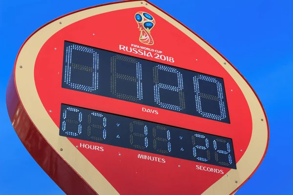 Moskva, Russland - 14. februar 2018: Nedtellingstidspunkt før starten av mesterskapet FIFA World Cup Russia 2018 på Manezjnaja Square i Moskva – stockfoto