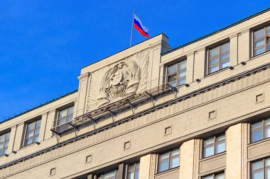 Moskova, Rusya - 14 Şubat 2018: Rusya Federasyonu Devlet bayrağı Moskova Devlet Duma binasında