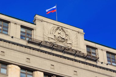 Moskova, Rusya - 14 Şubat 2018: Rusya Federasyonu Devlet bayrağı Moskova Devlet Duma binasında