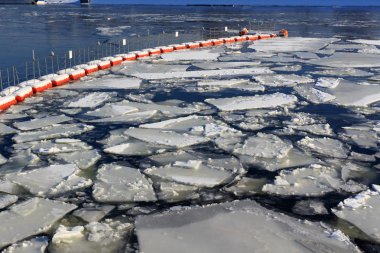 Kışın buz nehir yüzeyinde kırık