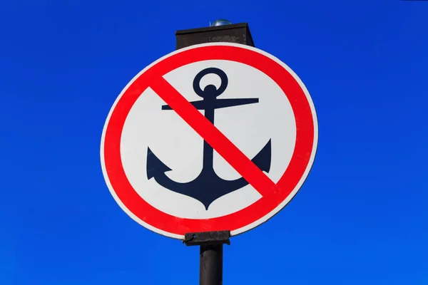 Geen parkeergelegenheid voor vaartuigen teken op een blauwe hemelachtergrond. Anker met rode diagonale lijn op een witte achtergrond — Stockfoto