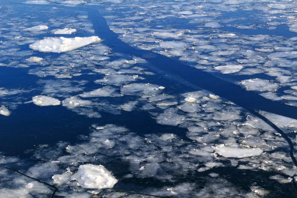 Glace brisée à la surface de la rivière en hiver — Photo