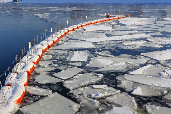 Glace brisée à la surface de la rivière en hiver — Photo