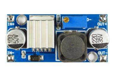 Voltaj dönüştürücü baskılı devre kartı ile beyaz arka plan üzerinde izole yüklü Elektron komponentler