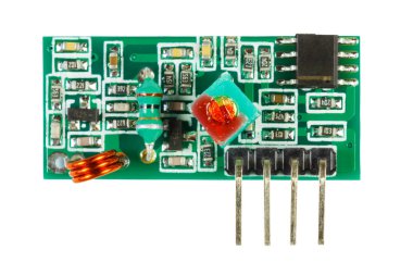 Dijital sinyal baskılı devre kartı alıcı beyaz arka plan üzerinde izole elektronik bileşenleri kümesi ile