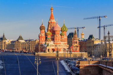 Bir kış sabahı kırmızı meydanında Aziz Basil Katedrali