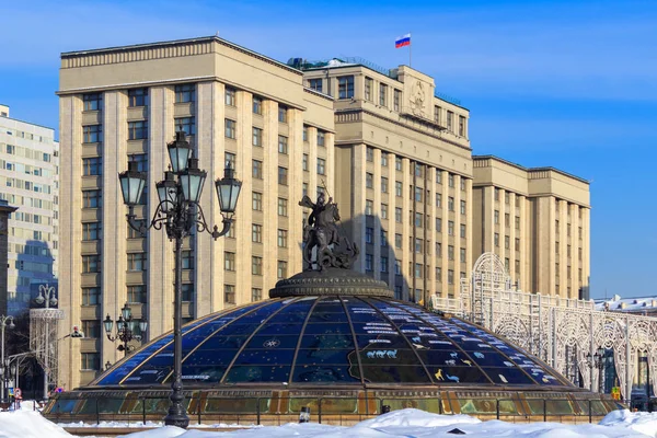 Douma d'Etat du bâtiment de la Fédération de Russie à Moscou. Vue depuis la place du Manège — Photo