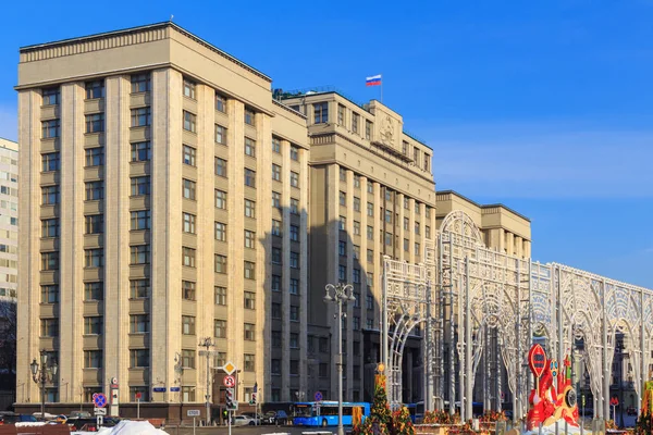 Costruzione della Duma di Stato della Federazione Russa su sfondo cielo blu. Mosca in inverno — Foto Stock