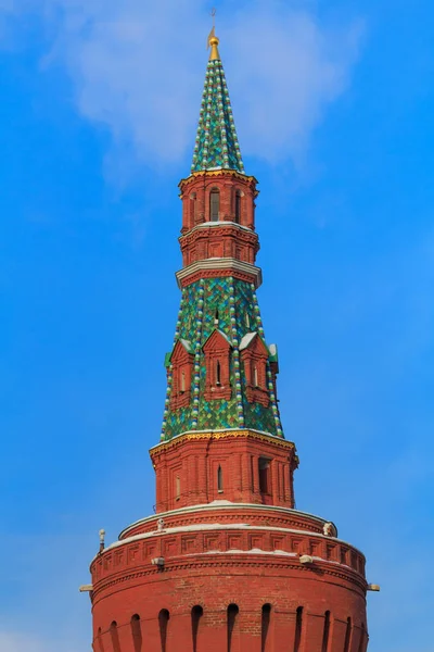 Torre de Moskvoretskaya do Kremlin de Moscou contra o céu azul — Fotografia de Stock