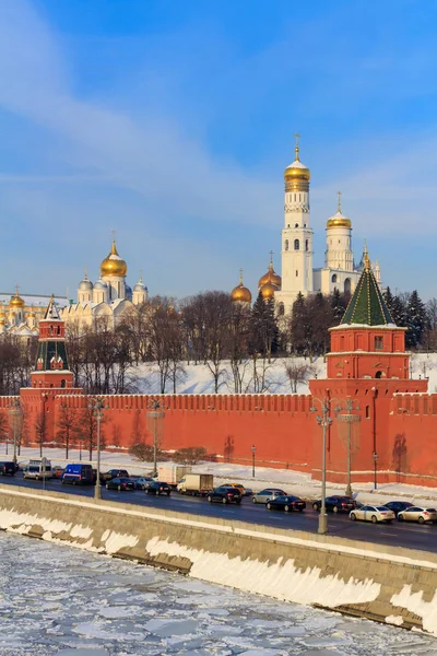 Golden domes of churches in the Moscow Kremlin on a sunny winter morning — Stock Photo, Image