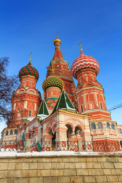 St. Cathédrale de Basile sur la Place Rouge à Moscou par une matinée d'hiver ensoleillée — Photo
