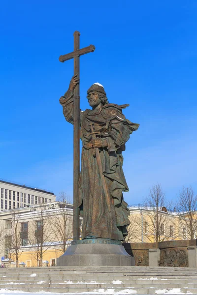 Monument voor prins Vladimir in de buurt van het Kremlin van Moskou — Stockfoto