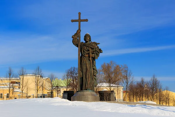 Памятник князю Владимиру на фоне голубого неба — стоковое фото