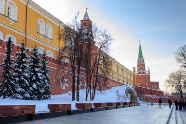 Moskova, Rusya - 14 Şubat 2018: Anıt mimari ensemble Alexandrovsky Bahçe Moskova Kremlin duvarları yakınında, meçhul asker mezarı