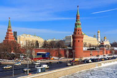 Moskova, Rusya - 14 Şubat 2018: Moskova Kremlin Bolshoy Kamenny Köprüsü'nden görünümünü