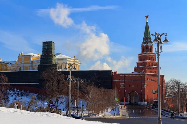 Moscou, Rússia - 14 de fevereiro de 2018: Torre Borovitskaya de Moscou Kremlin em uma manhã ensolarada de inverno — Fotografia de Stock