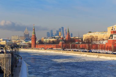 Moskova Nehri Moskova Kremlin arka plan üzerinde bir güneşli kış sabahı dondurulmuş