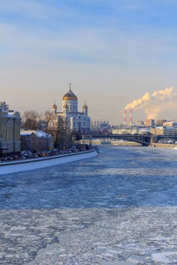 Görünümü güneşli kış günü Sofiyskaya set of. Moskova'da kış