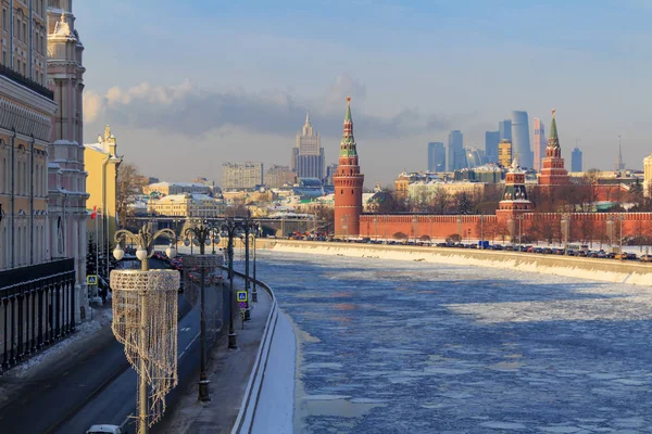 Río Moskva congelado en el fondo del Kremlin de Moscú. Vista desde el terraplén de Sofiyskaya —  Fotos de Stock