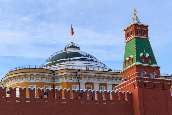 Edificio del Kremlin de Moscú contra el cielo azul. Moscú en invierno — Foto de Stock