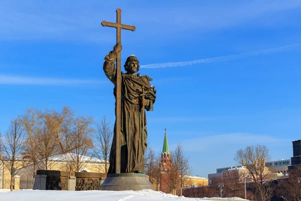 Памятник Владимиру Великому под Московским Кремлем — стоковое фото