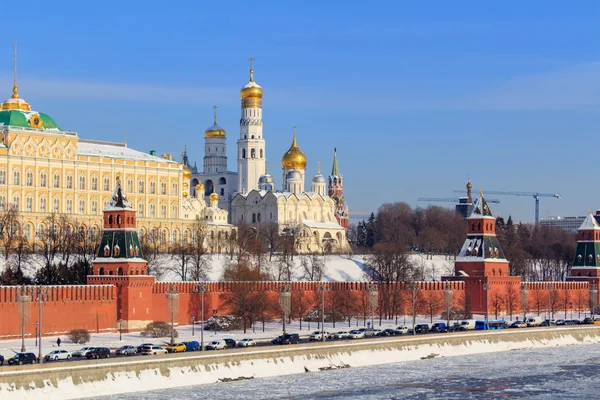 View of the Moscow Kremlin from Sofiyskaya embankment. Moscow in winter — Stock Photo, Image
