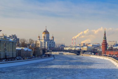 Donmuş Moskova Nehri yakınındaki güneşli kış günü Moskova Kremlin görünümünü