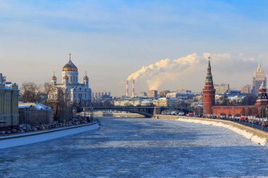 Donmuş Moskova Nehri yakınındaki güneşli kış günü Moskova Kremlin görünümünü