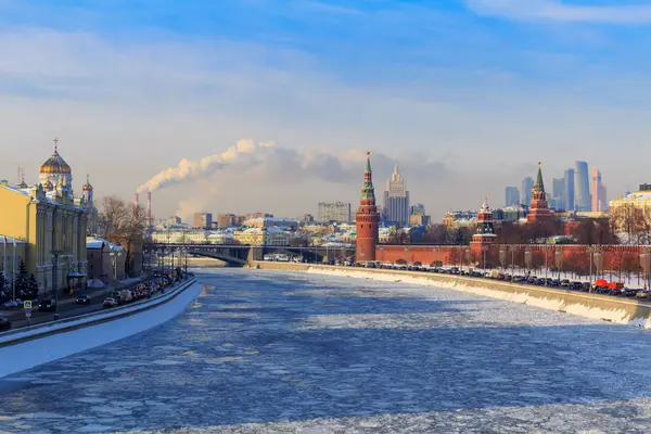 Frozen Moskva river on the background of Kremlevskaya embankment. Winter in Moscow — Stock Photo, Image