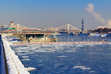 Moskova, Rusya - 13 Şubat 2018: Frunzenskaya dolgu Moskova'da kurtarma istasyonu. Krymskiy köprüde görüntüleyin. Kışın Moskova Nehri
