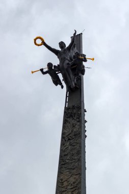 Moskova, Rusya - 22 Mart 2018: Bronz Tanrıça zafer Nika ile Poklonnaya tepe üzerinde iki melek figürü