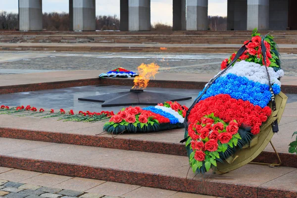 Moskou - maart 22, 2018: De eeuwige vlam van op Poklonnaya Hill in het geheugen van de gevallen soldaten in de Tweede Wereldoorlog — Stockfoto