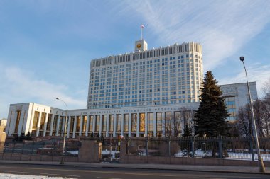 Moskova, Rusya - 25 Mart 2018: Bina, Rusya Federasyonu hükümeti konut mavi gökyüzü karşı
