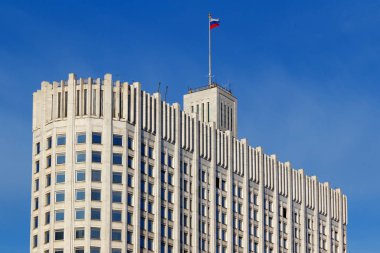 Moskova, Rusya - 25 Mart 2018: Bina, Rusya Federasyonu hükümeti konut mavi gökyüzü arka plan üzerinde