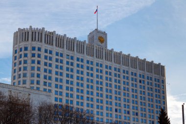 Moskova, Rusya - 25 Mart 2018: Bina, Rusya Federasyonu hükümeti konut mavi gökyüzü arka plan üzerinde