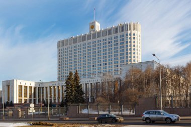 Moskova, Rusya - 25 Mart 2018: Bina, Rusya Federasyonu hükümeti konut mavi gökyüzü karşı