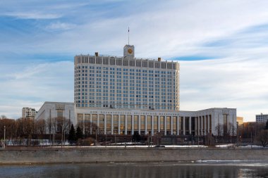 Moskova, Rusya - 25 Mart 2018: Bina, Rusya Federasyonu hükümeti konut güneşli bir günde