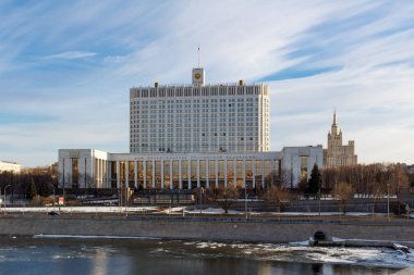 Moskova, Rusya - 25 Mart 2018: Rusya Federasyonu hükümet binası Krasnopresnenskaya dolgu üzerinde