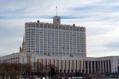 Moskova, Rusya - 25 Mart 2018: Rusya Federasyonu hükümet binası bir güneşli bahar gününde