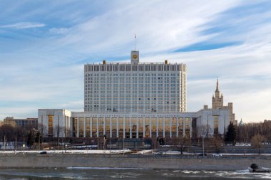 Moskova, Rusya - 25 Mart 2018: Bina, Rusya Federasyonu hükümeti şirketten Krasnopresnenskaya dolgu
