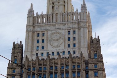 Moskova, Rusya - 25 Mart 2018: Mavi gökyüzüne karşı Rusya Federasyonu Dışişleri Bakanlığı binasının