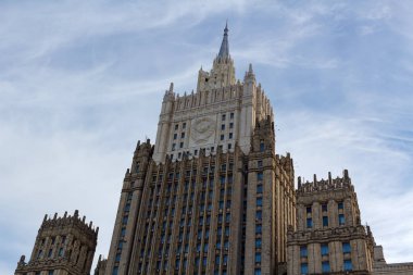 Moskova, Rusya - 25 Mart 2018: Mavi gökyüzüne karşı Rusya Federasyonu Dışişleri Bakanlığı binasının