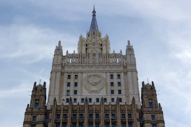 Moskova, Rusya - 25 Mart 2018: Mavi gökyüzü arka plan üzerinde Rusya Federasyonu Dışişleri Bakanlığı binasının