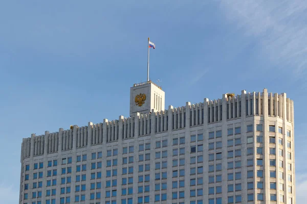 Moscú, Rusia - 25 de marzo de 2018: Edificio de la Casa de Gobierno de la Federación Rusa sobre un fondo de cielo azul — Foto de Stock