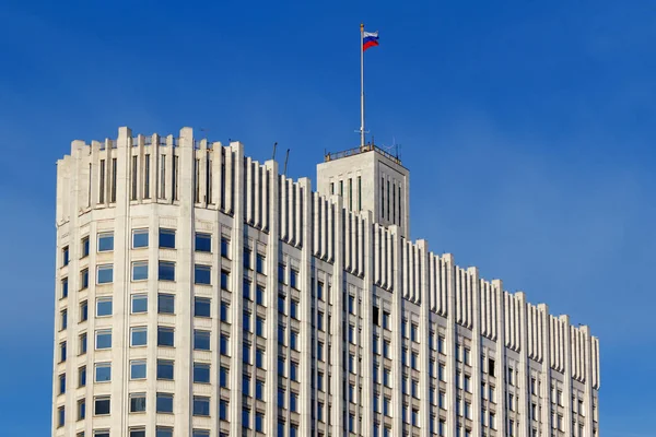 मॉस्को, रूस 25 मार्च 2018: एक नीले आकाश पृष्ठभूमि पर रूसी संघ सरकार घर का भवन — स्टॉक फ़ोटो, इमेज