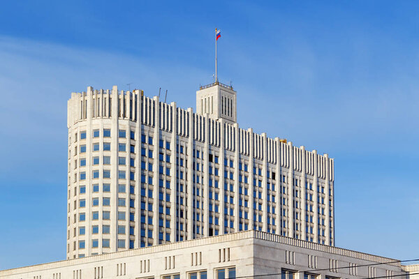 Москва, Россия - 25 марта 2018 года: Здание Дома Правительства Российской Федерации на голубом фоне неба
