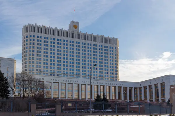 Moskova, Rusya - 25 Mart 2018: Bina, Rusya Federasyonu hükümeti konut mavi gökyüzü karşı