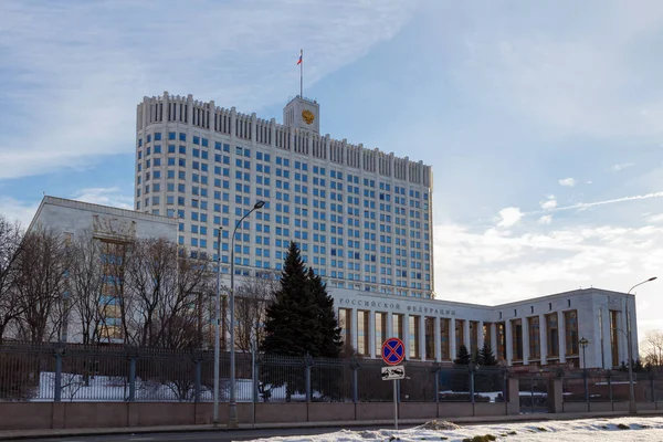 Moscú, Rusia - 25 de marzo de 2018: Construcción de la Casa de Gobierno de la Federación Rusa en Moscú — Foto de Stock